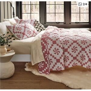 Threshold F/Q Holiday Pink and White Holiday Quilt Set
